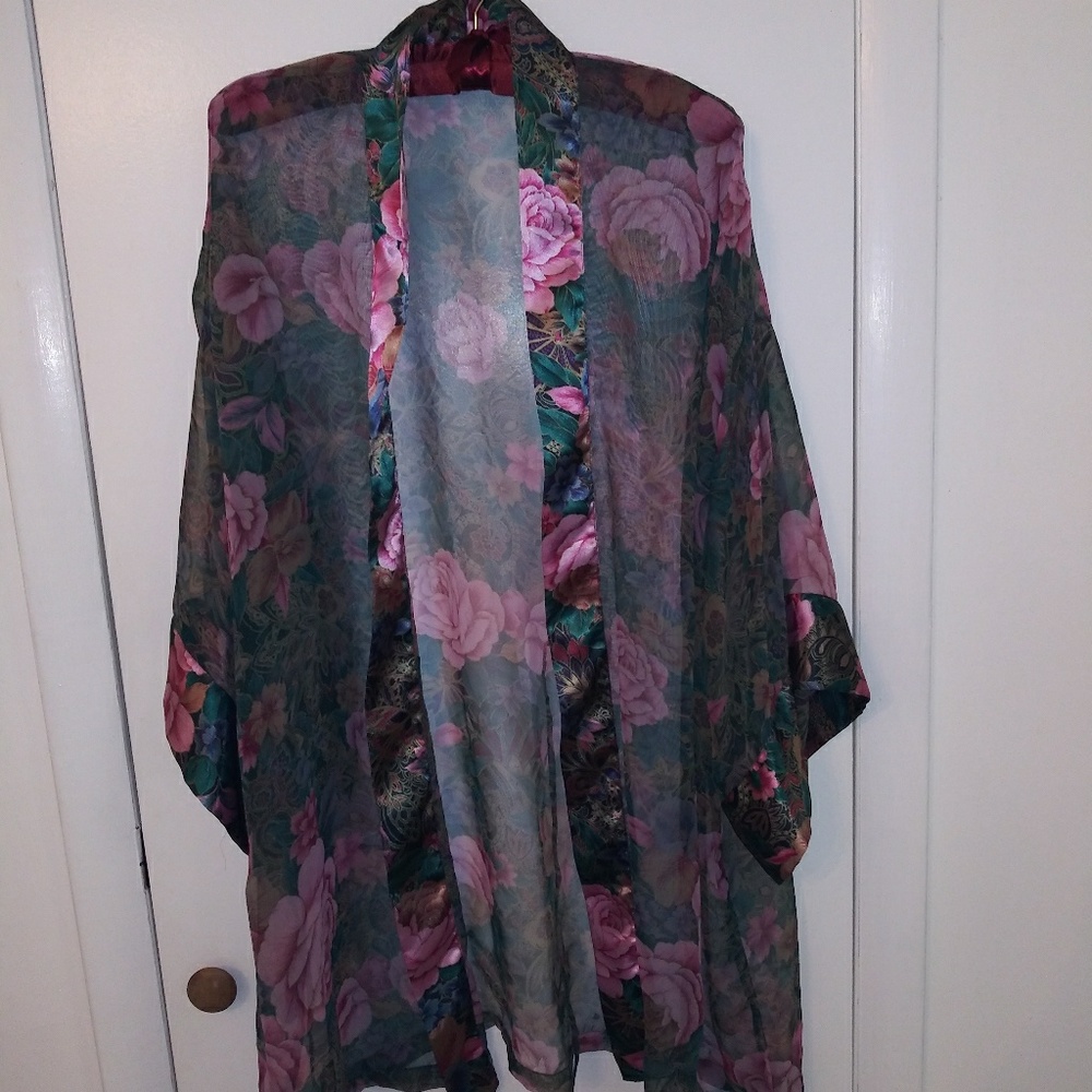 Robe free with VS pajamas - Picture 4 of 8